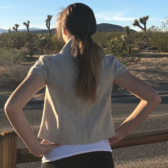 Cap-Sleeved Crop Jacket w/Pockets - Picture 4 of 4